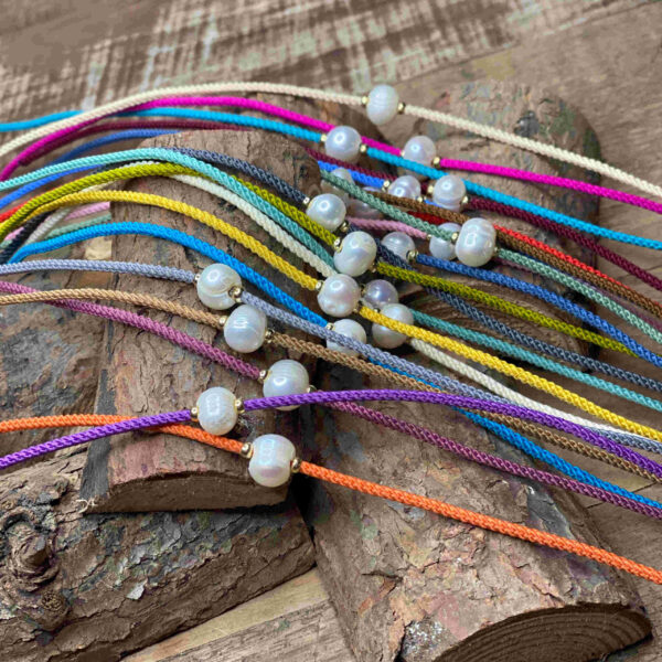 Pulsera perla natural con cordón trenzado - Imagen 3