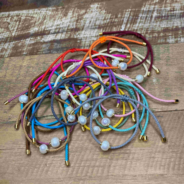 Pulsera perla natural con cordón trenzado