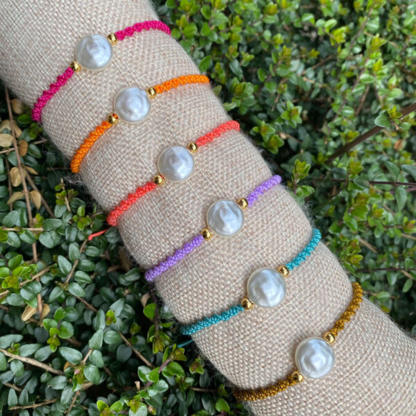 Pulsera perla cristal con hilo trenzado y bolas acero dorado