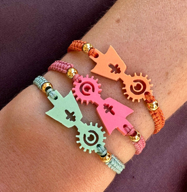 Pulsera Virgen del Pilar metacrilato nudo macrame