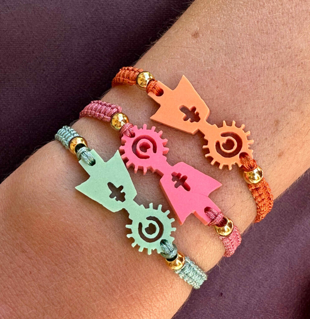 Pulsera Virgen del Pilar metacrilato nudo macrame