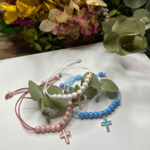 Pulsera hilo bolas madera y cruz metal.