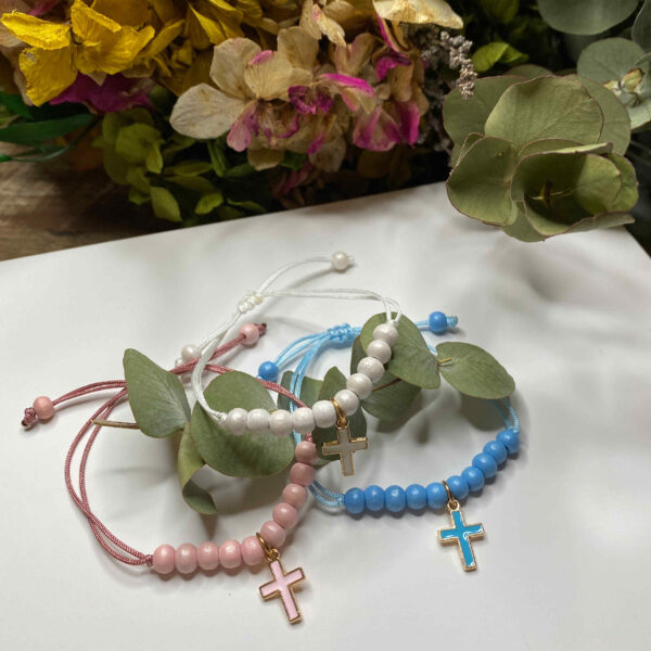 Pulsera hilo bolas madera y cruz metal.