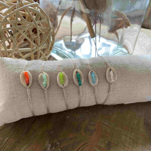 Pulsera hilo con concha natural y cristales de colores.