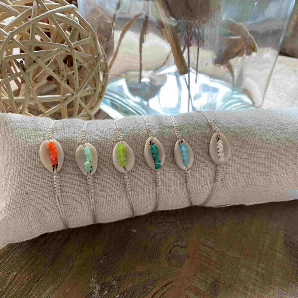 Pulsera hilo con concha natural y cristales de colores.