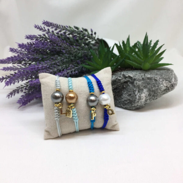 Pulsera hilo perla con inicial - Imagen 2