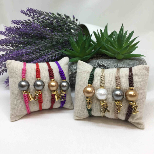 Pulsera hilo perla con inicial - Imagen 3