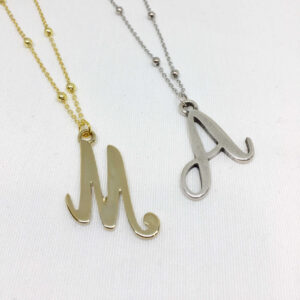 Gargantilla con inicial metalizada personalizada