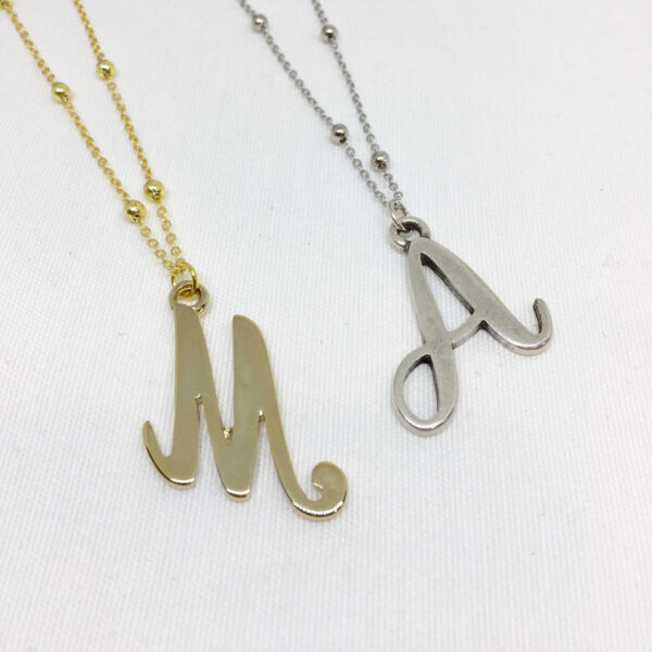Gargantilla con inicial metalizada personalizada