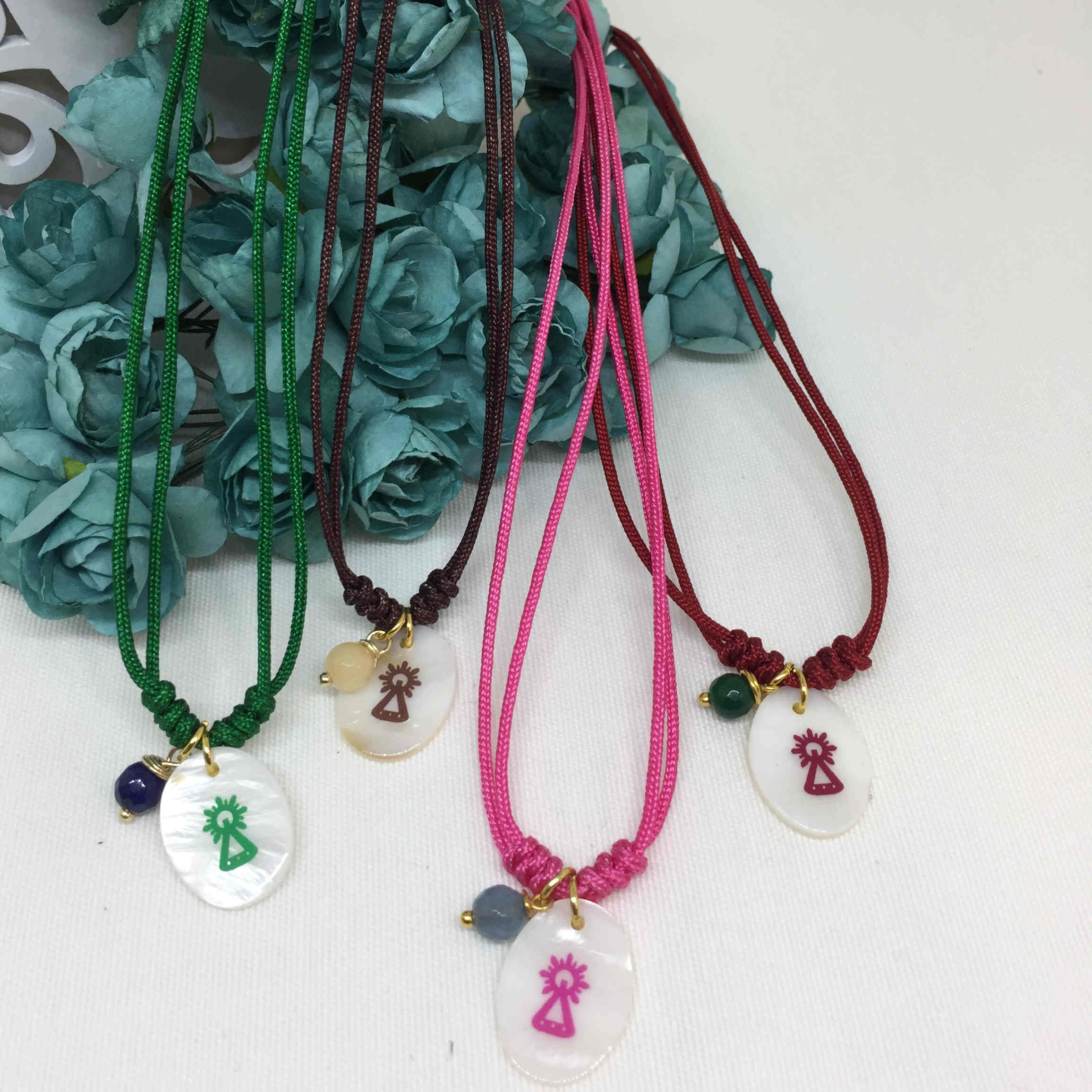 colgante virgen cova nacar vinilo -Bisutería artesanal la Tienda de Ali Gargantilla chapa nacar Virgen Covadonga vinilo