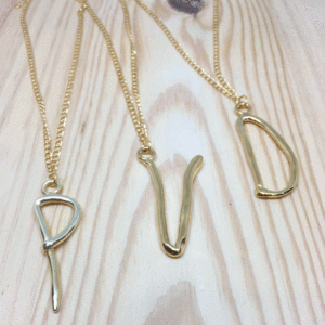 Collar con letra dorada personalizada