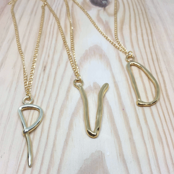 Collar con letra dorada personalizada