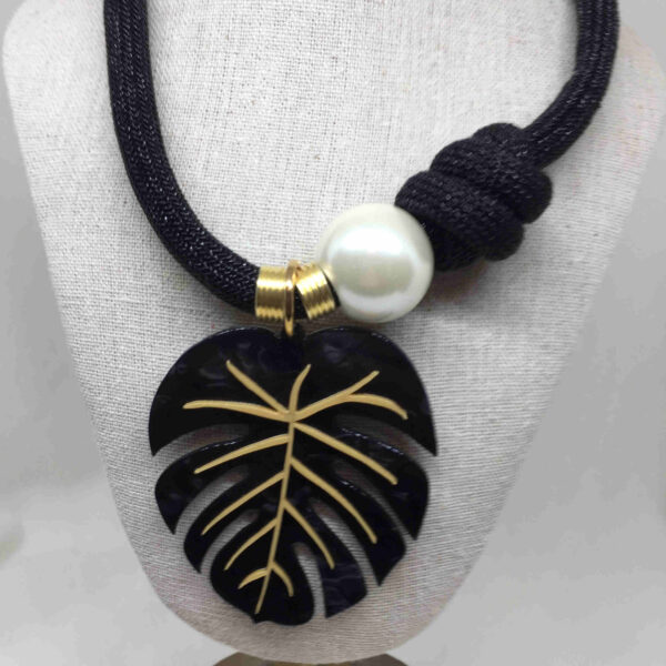 Collar nudo con perla y colgante hoja