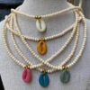 Collar hilo abalorios y conchas acrilicas - Imagen 2