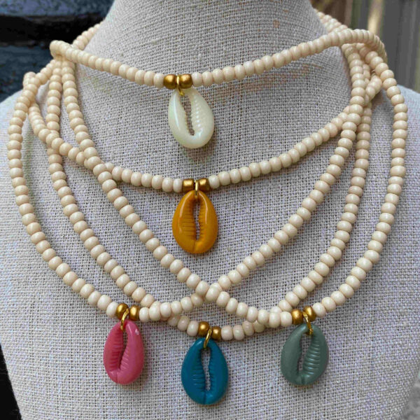 Collar hilo abalorios y conchas acrilicas - Imagen 2