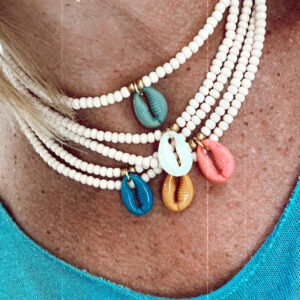 Collar hilo abalorios y conchas acrilicas