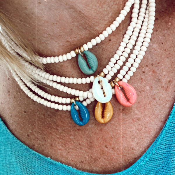 Collar hilo abalorios y conchas acrilicas