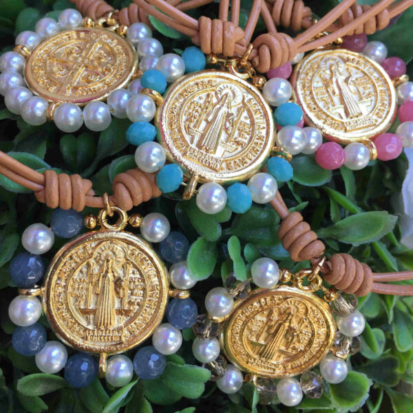 Collar cuero con medalla San Benito dorada y piedras - Imagen 3