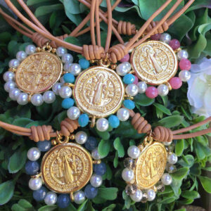 Collar cuero con medalla San Benito dorada y piedras