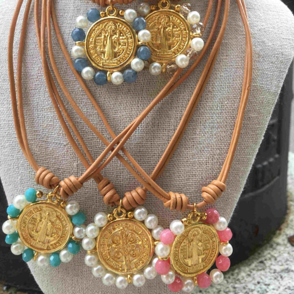 Collar cuero con medalla San Benito dorada y piedras - Imagen 2