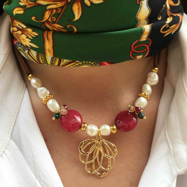 Collar perlas y piedras con colgante flor de loto - Imagen 2
