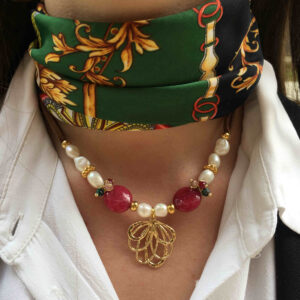 Collar perlas y piedras con colgante flor de loto