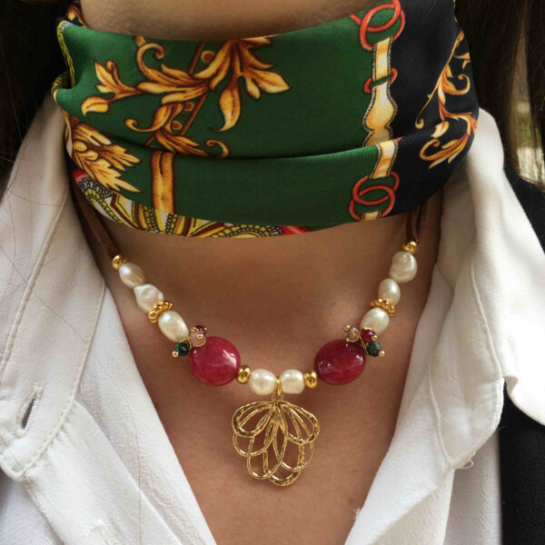 Collar perlas y piedras con colgante flor de loto