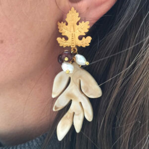 Pendiente dorado hoja con colgante y perlas
