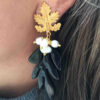 Pendiente dorado hoja con colgante y perlas - Imagen 2