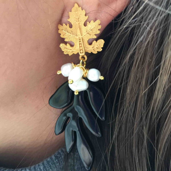 Pendiente dorado hoja con colgante y perlas - Imagen 2
