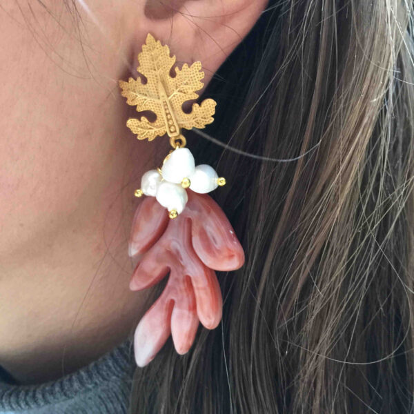 Pendiente dorado hoja con colgante y perlas - Imagen 3