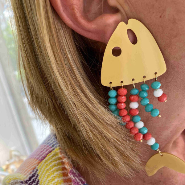 Pendientes pez acetato dorado con cristales de colores - Imagen 3