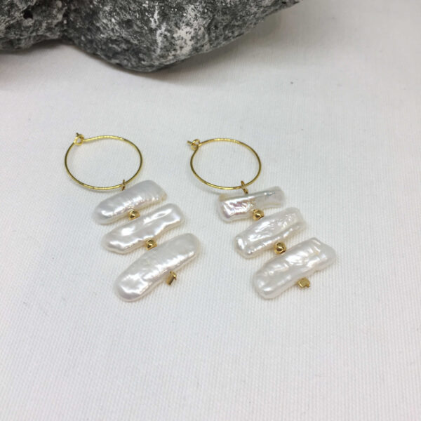 Pendiente aro dorado con tres perlas planas blancas - Imagen 2