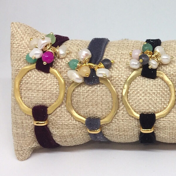 Pulsera terciopelo elástico con pieza dorada - Imagen 3