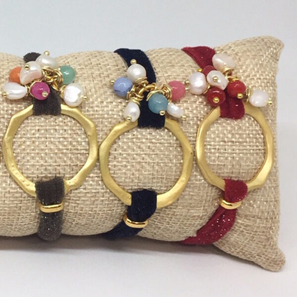 Pulsera terciopelo elástico con pieza dorada - Imagen 2