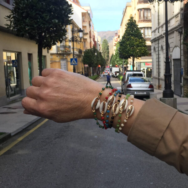 Pulsera concha borde dorado  con cadena cristales - Imagen 2