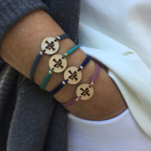 Pulsera macramé pieza madera Cruz Victoria