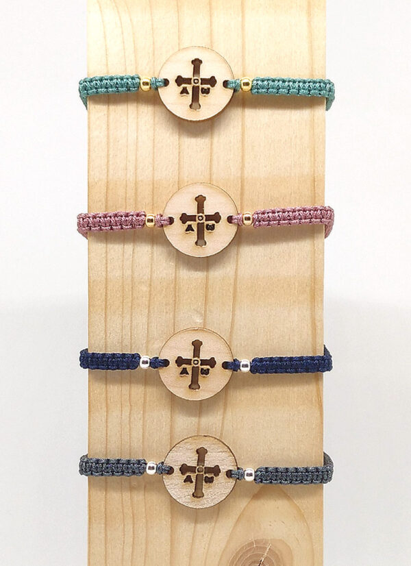 Pulsera macramé pieza madera Cruz Victoria - Imagen 2