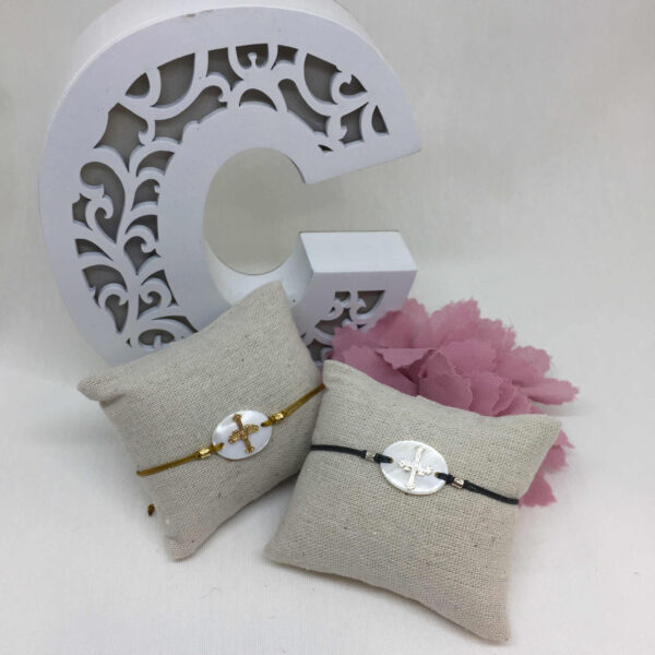 Pulsera hilo con cruz de la victoria  en  chapa de nacar