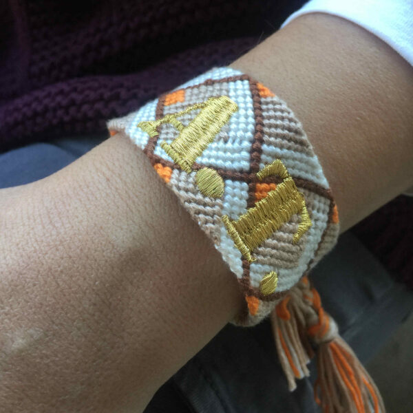 Pulsera nudos macrame con iniciales bordadas