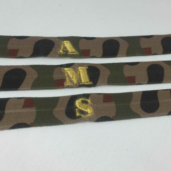 Pulsera elástica camuflaje inicial bordada - Imagen 2