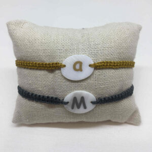 Pulsera macrame personalizada con inicial