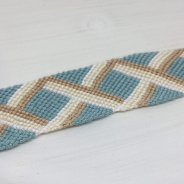Pulsera nudos macrame con iniciales bordadas - Imagen 2