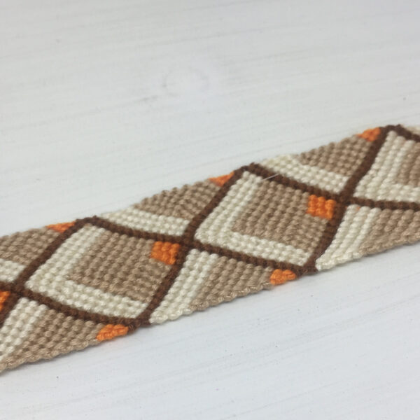 Pulsera nudos macrame con iniciales bordadas - Imagen 3