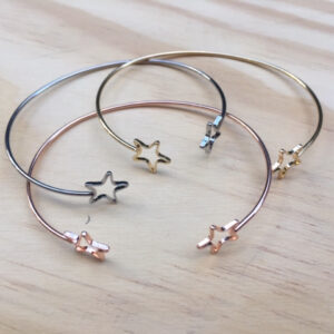 Pulsera rígida con terminales de estrellas