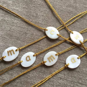 Pulsera con chapa de nacar con inicial