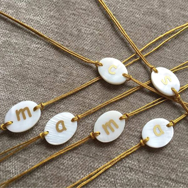 Pulsera con chapa de nacar con inicial
