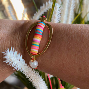 Pulsera pez metal con anillas de arcilla y perla natural