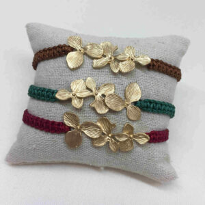 Pulsera hilo macrame con pieza flores metal