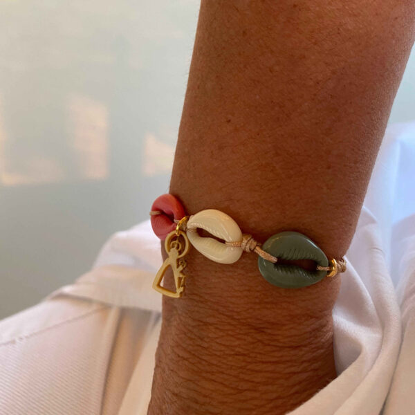 Pulsera Virgen con conchas acrílicas - Imagen 2